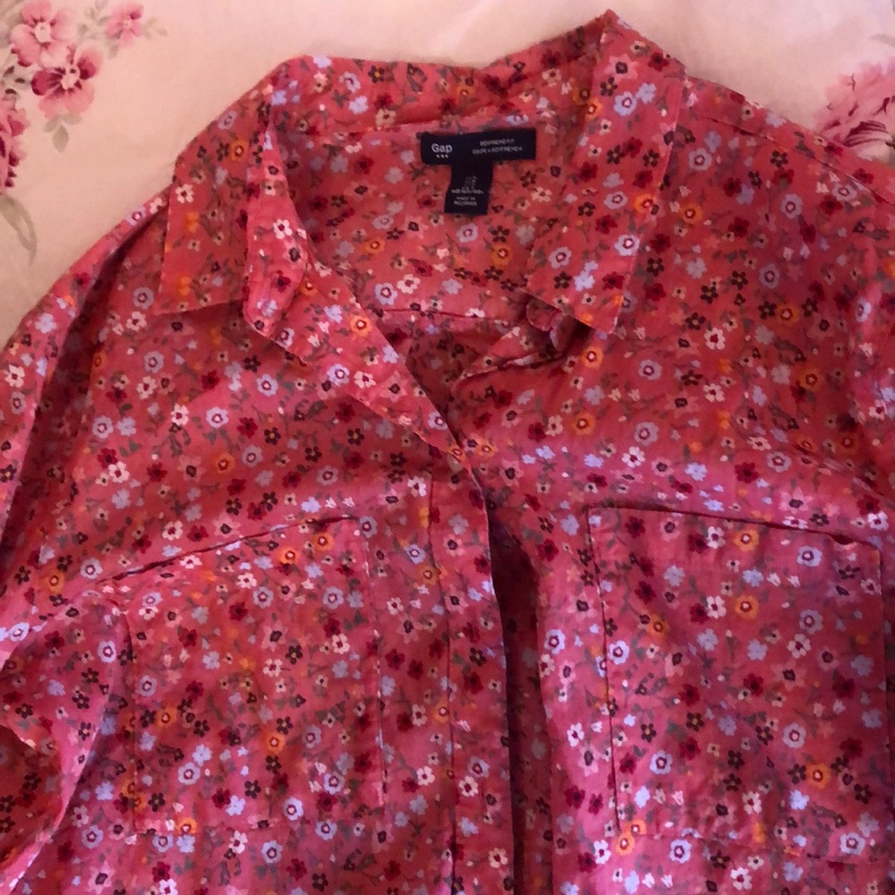 Gap boyfriend fit button up pink floral shirt